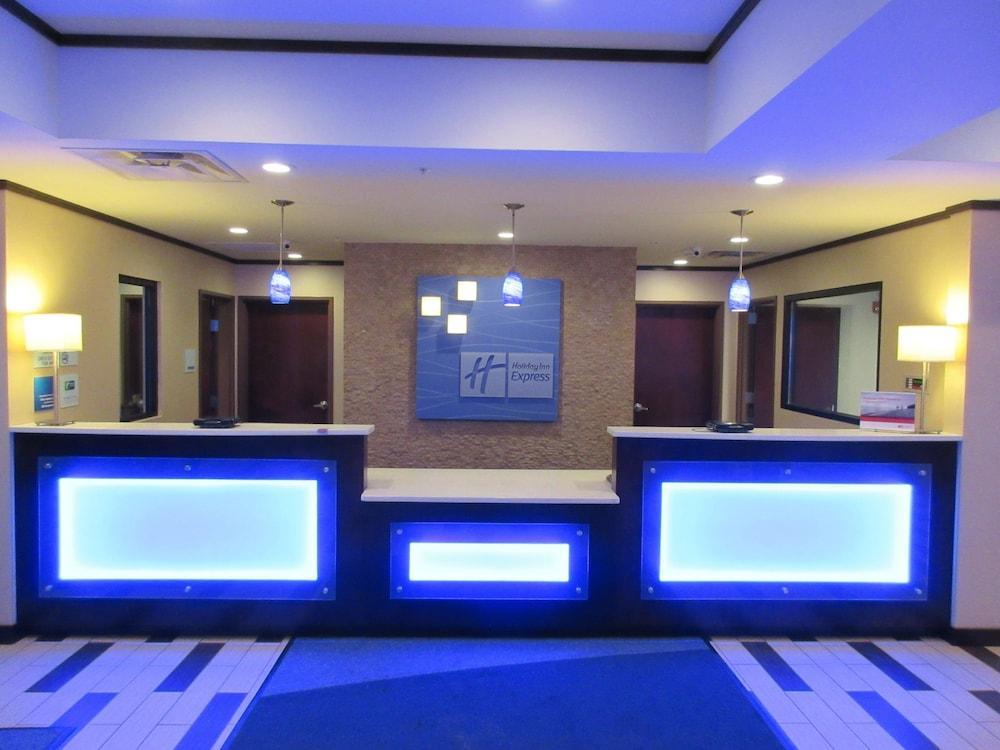 Holiday Inn Express & Suites Butler By Ihg Exterior photo