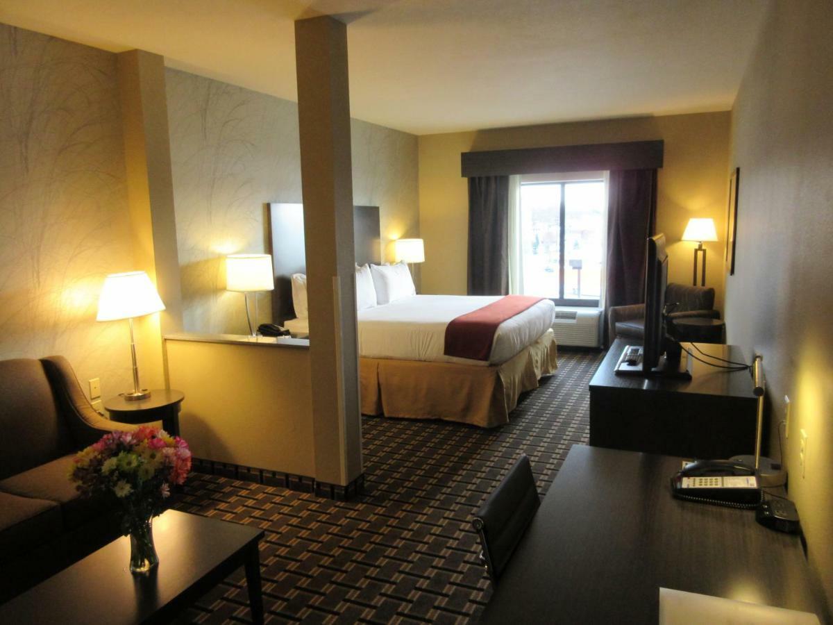 Holiday Inn Express & Suites Butler By Ihg Exterior photo